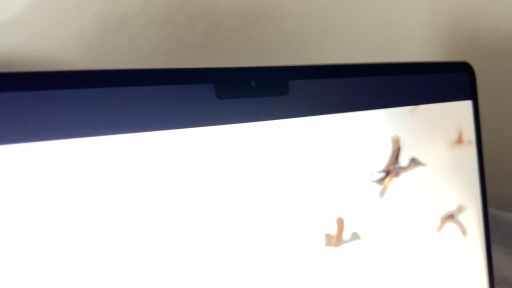 Le MacBook Pro cachait son encoche avec brio, grâce à sa dalle mini-LED. Le MacBook Air, en LCD, n'y arrive pas. // Source : Numerama Le MacBook Pro cachait son encoche avec brio, grâce à sa dalle mini-LED. Le MacBook Air, en LCD, n'y arrive pas. // Source : Numerama