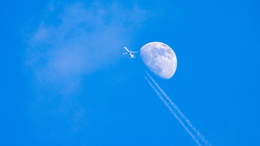 Et oui, on peut aussi voir la Lune en journée. // Source : Unsplash/Ruyan Ayten (photo recadrée) Et oui, on peut aussi voir la Lune en journée. // Source : Unsplash/Ruyan Ayten (photo recadrée)
