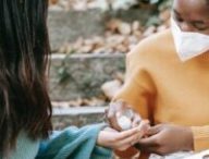 Gel hydroalcoolique et masque FFP2 // Source : Pexels