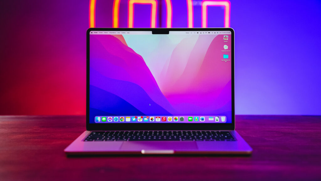 L'encoche du MacBook Air M2 coupe la barre de menus en deux. // Source : Louise Audry pour Numerama L'encoche du MacBook Air M2 coupe la barre de menus en deux. // Source : Louise Audry pour Numerama