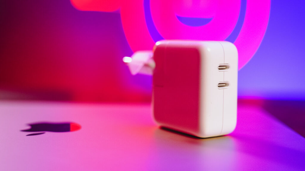 Le double chargeur 35W d'Apple. // Source : Louise Audry pour Numerama Le double chargeur 35W d'Apple. // Source : Louise Audry pour Numerama