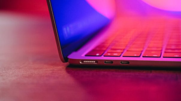 Le port MagSafe du MacBook Air M2 // Source : Louise Audry pour Numerama Le port MagSafe du MacBook Air M2 // Source : Louise Audry pour Numerama