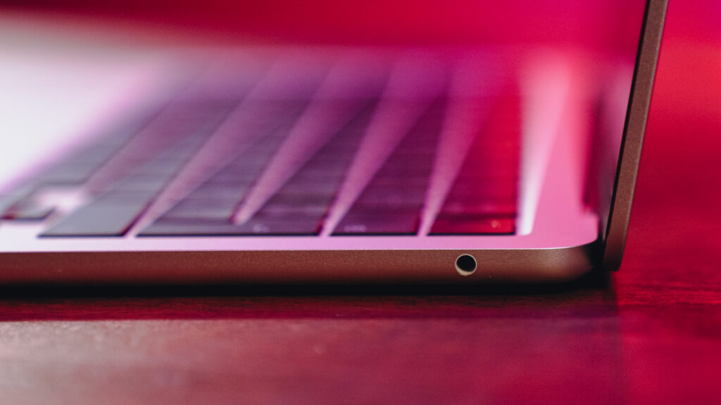 Le bord légèrement arrondi du MacBook Air, avec ici une prise jack. // Source : Louise Audry pour Numerama Le bord légèrement arrondi du MacBook Air, avec ici une prise jack. // Source : Louise Audry pour Numerama
