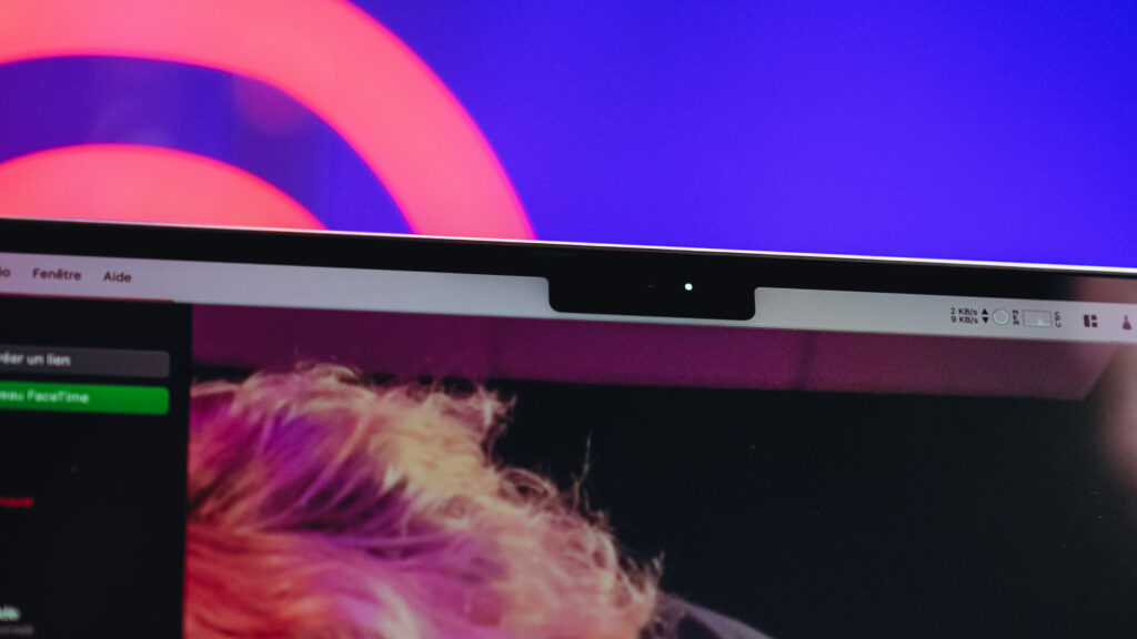 La caméra « 1080p » du MacBook Air M2 // Source : Louise Audry pour Numerama La caméra « 1080p » du MacBook Air M2 // Source : Louise Audry pour Numerama