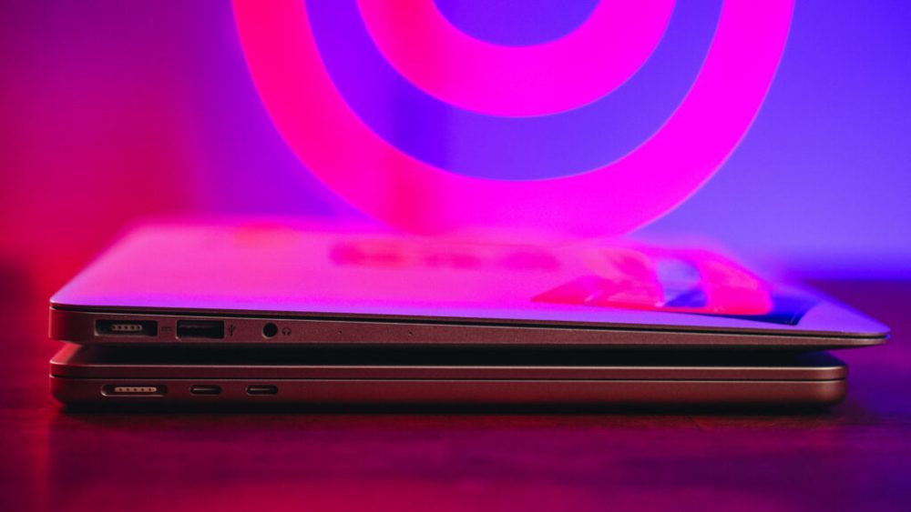 Un ancien MacBook Air en haut, un nouveau MacBook Air en bas. // Source : Louise Audry pour Numerama