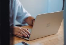 La couleur « Starlight » du MacBook Air M2. // Source : Louise Audry pour Numerama La couleur « Starlight » du MacBook Air M2. // Source : Louise Audry pour Numerama
