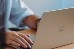 La couleur « Starlight » du MacBook Air M2. // Source : Louise Audry pour Numerama La couleur « Starlight » du MacBook Air M2. // Source : Louise Audry pour Numerama