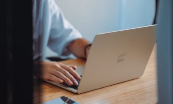 La couleur « Starlight » du MacBook Air M2. // Source : Louise Audry pour Numerama La couleur « Starlight » du MacBook Air M2. // Source : Louise Audry pour Numerama