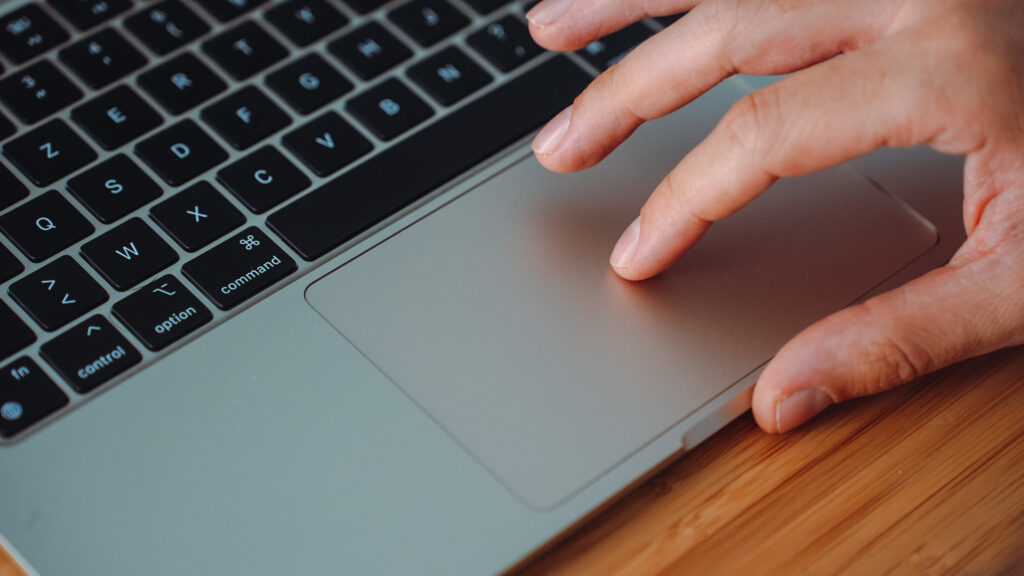 Le trackpad du MacBook Air M2, toujours un des meilleurs toutes marques confondues. // Source : Louise Audry pour Numerama Le trackpad du MacBook Air M2, toujours un des meilleurs toutes marques confondues. // Source : Louise Audry pour Numerama