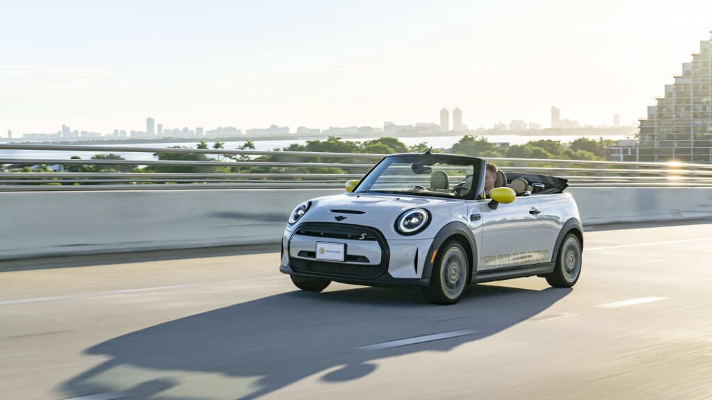 Mini Cooper SE Cabrio sur la route // Source : Mini Mini Cooper SE Cabrio sur la route // Source : Mini