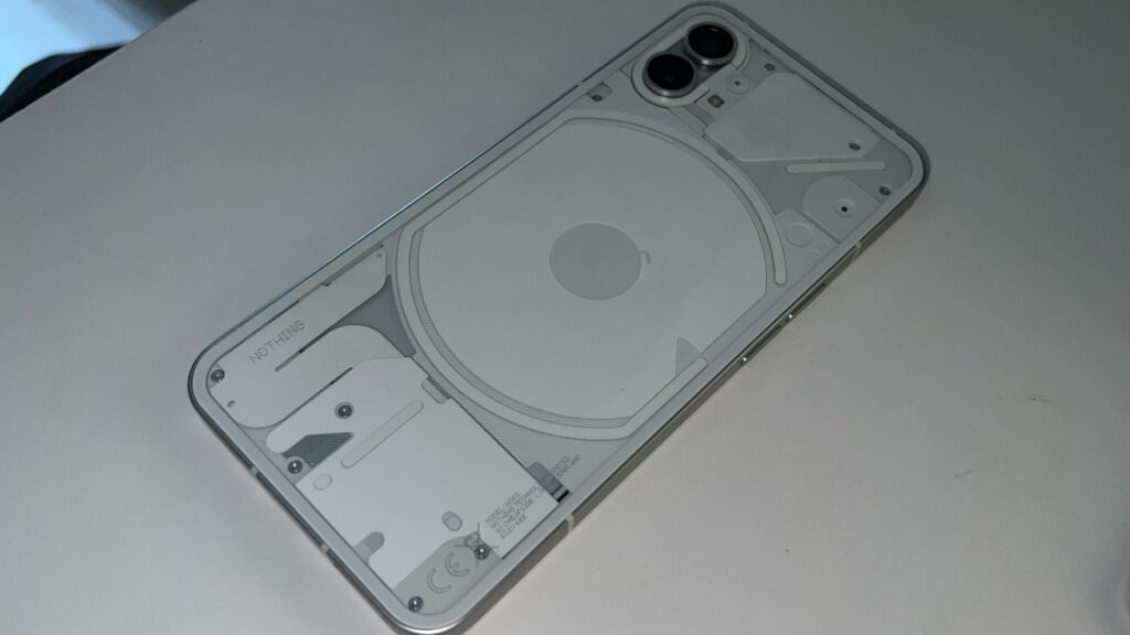 La dalle du Phone(1) est vraiment transparente. // Source : Numerama La dalle du Phone(1) est vraiment transparente. // Source : Numerama
