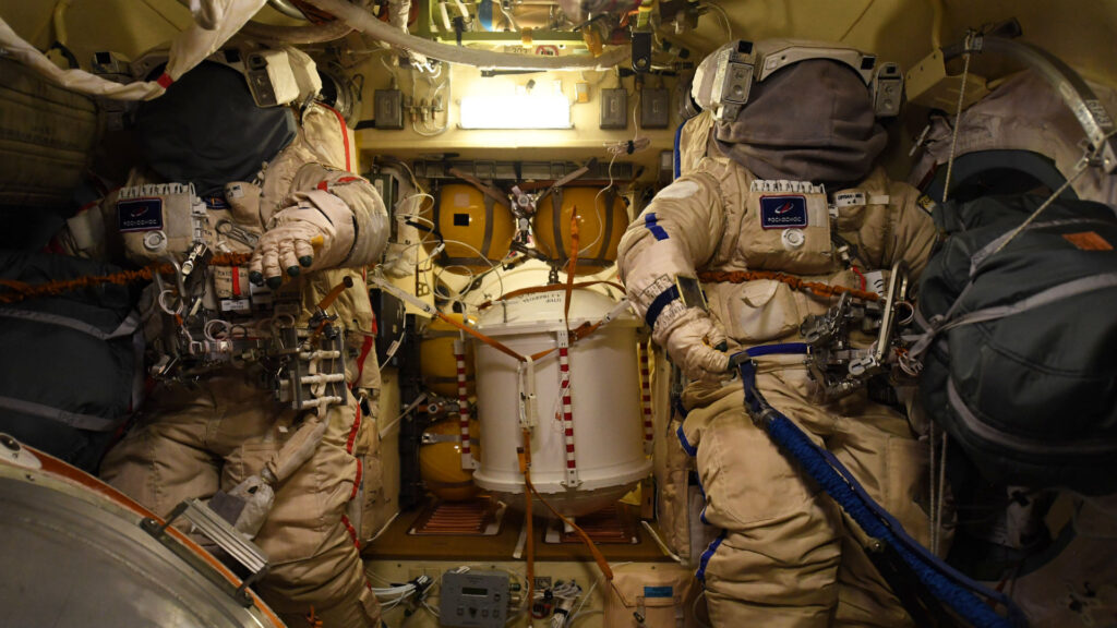 Les combinaisons Orlan dans l'ISS. // Source : ESA/NASA (image recadrée) Les combinaisons Orlan dans l'ISS. // Source : ESA/NASA (image recadrée)