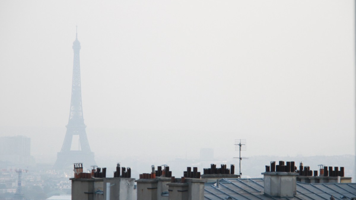 Paris, le soir du 19 juillet 2022. // Source : Via Twitter @eme_sauvage, image recadrée Paris, le soir du 19 juillet 2022. // Source : Via Twitter @eme_sauvage, image recadrée