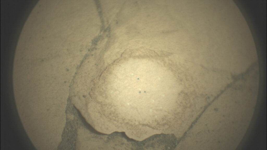 Le « L » sur la roche martienne. // Source : NASA/JPL-Caltech/LANL/CNES/IRAP Le « L » sur la roche martienne. // Source : NASA/JPL-Caltech/LANL/CNES/IRAP