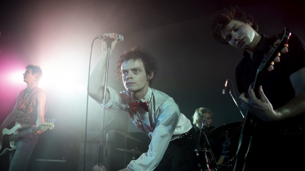Anson Boon crève l'écran dans le rôle de Johnny Rotten, le chanteur du groupe // Source : Miya Mizuno/FX Anson Boon crève l'écran dans le rôle de Johnny Rotten, le chanteur du groupe // Source : Miya Mizuno/FX