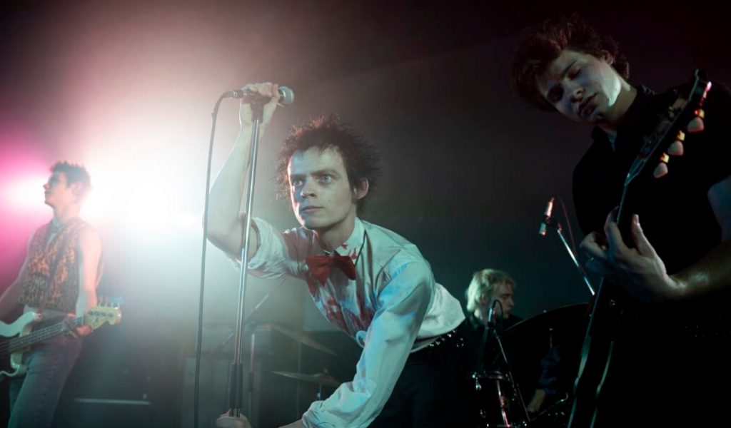 Anson Boon crève l'écran dans le rôle de Johnny Rotten, le chanteur du groupe // Source : Miya Mizuno/FX