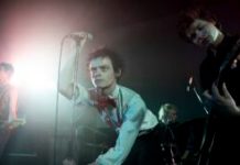 Anson Boon crève l'écran dans le rôle de Johnny Rotten, le chanteur du groupe // Source : Miya Mizuno/FX Anson Boon crève l'écran dans le rôle de Johnny Rotten, le chanteur du groupe // Source : Miya Mizuno/FX