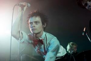 Anson Boon crève l'écran dans le rôle de Johnny Rotten, le chanteur du groupe // Source : Miya Mizuno/FX