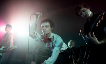 Anson Boon crève l'écran dans le rôle de Johnny Rotten, le chanteur du groupe // Source : Miya Mizuno/FX Anson Boon crève l'écran dans le rôle de Johnny Rotten, le chanteur du groupe // Source : Miya Mizuno/FX
