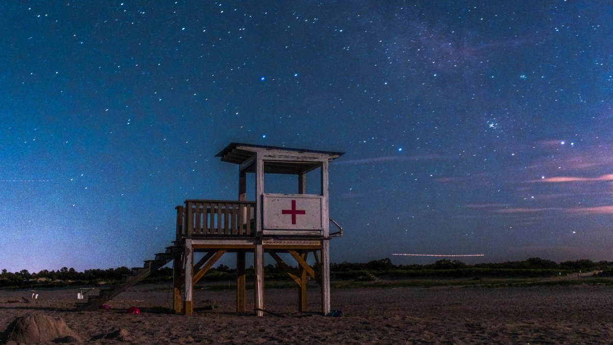 Observez les étoiles depuis la plage ! // Source : Unsplash/Jack Ward (photo recadrée) Observez les étoiles depuis la plage ! // Source : Unsplash/Jack Ward (photo recadrée)