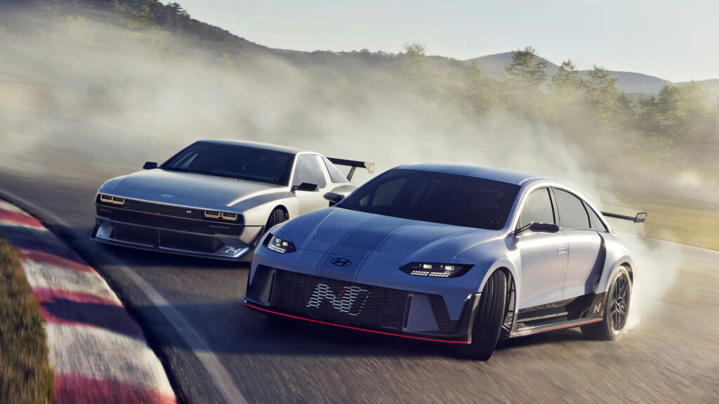 Hyundai RN22e et N Vision 74 en drift // Source : Hyundai Hyundai RN22e et N Vision 74 en drift // Source : Hyundai