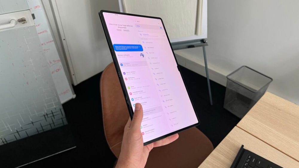 Difficile de tenir la tablette à une main. Elle est fine, mais elle bascule. // Source : Numerama Difficile de tenir la tablette à une main. Elle est fine, mais elle bascule. // Source : Numerama