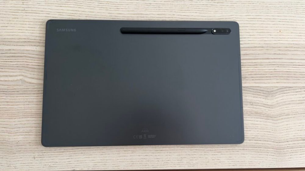 Le dos de la Samsung Galaxy Tab S8 Ultra, avec un emplacement douteux pour la recharge du stylet. // Source : Numerama Le dos de la Samsung Galaxy Tab S8 Ultra, avec un emplacement douteux pour la recharge du stylet. // Source : Numerama