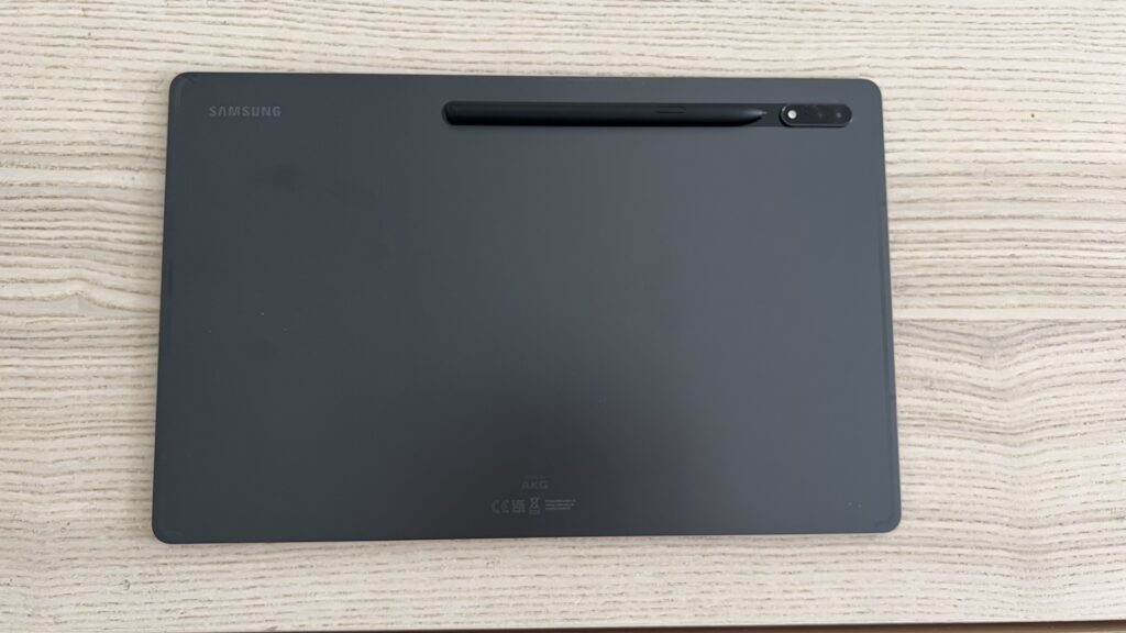 Le dos de la Samsung Galaxy Tab S8 Ultra, avec un emplacement douteux pour la recharge du stylet. // Source : Numerama Le dos de la Samsung Galaxy Tab S8 Ultra, avec un emplacement douteux pour la recharge du stylet. // Source : Numerama