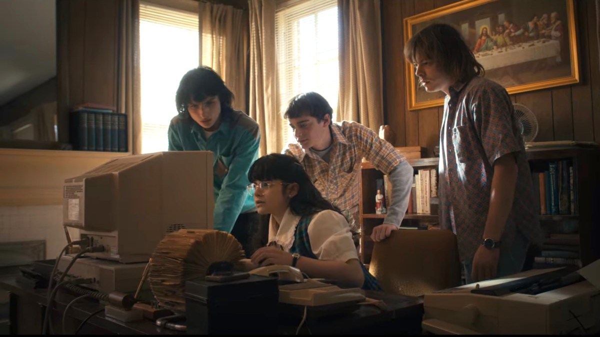 Les ados de Stranger Things sur un ordinateur de dernière génération ! // Source : Netflix Les ados de Stranger Things sur un ordinateur de dernière génération ! // Source : Netflix