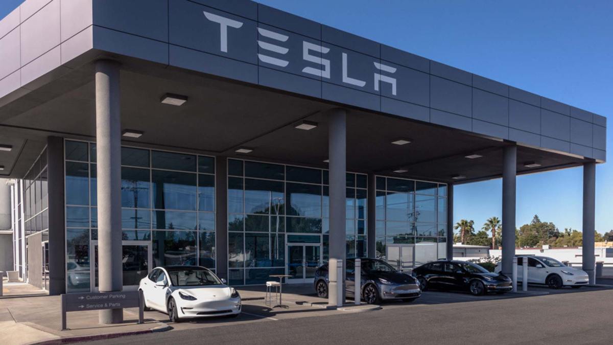 Tesla service center // Source : Tesla Tesla service center // Source : Tesla