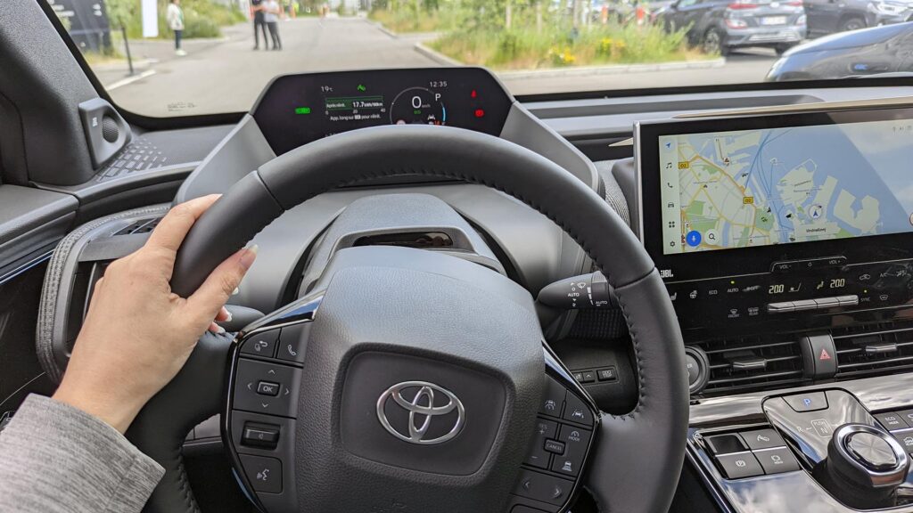 Au volant du bZ4X // Source : Raphaelle Baut pour Numerama