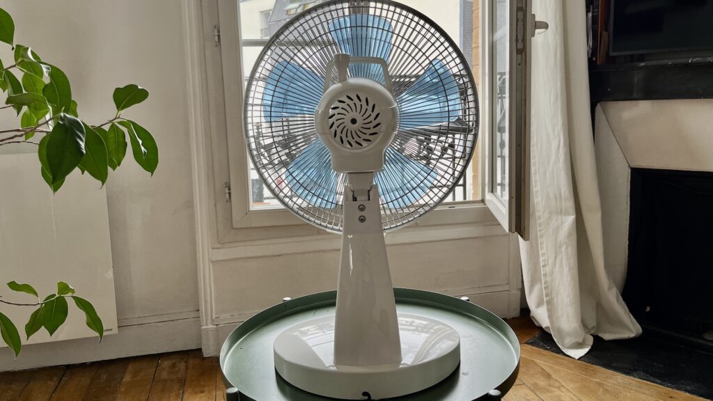 Un ventilateur tourné vers la fenêtre est une bonne idée // Source : Numerama