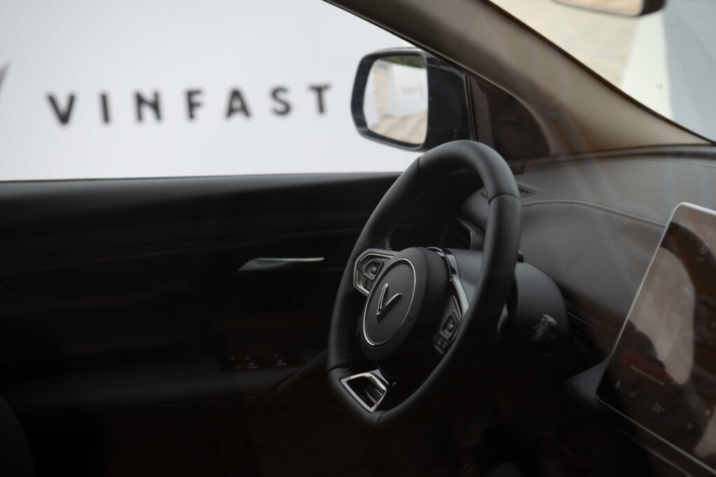 Contrairement à Tesla, les commandes physiques sont nombreuses. Il y a aussi un affichage tête haute en réalité augmentée. // Source : Ulrich Rozier pour Numerama Contrairement à Tesla, les commandes physiques sont nombreuses. Il y a aussi un affichage tête haute en réalité augmentée. // Source : Ulrich Rozier pour Numerama