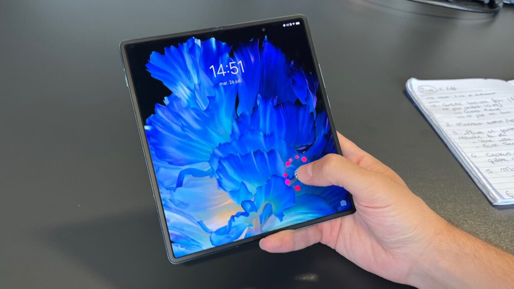 Le Vivo X Fold dispose d'un capteur d'empreinte ultrasonique sous son écran, c'est une première pour un appareil du genre. // Source : Numerama Le Vivo X Fold dispose d'un capteur d'empreinte ultrasonique sous son écran, c'est une première pour un appareil du genre. // Source : Numerama