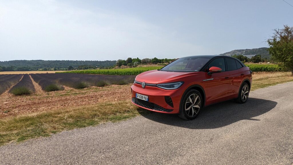 sur les petites routes avec l'ID. 5 GTX // Source : Raphaelle Baut pour Numerama sur les petites routes avec l'ID. 5 GTX // Source : Raphaelle Baut pour Numerama