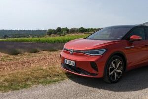 sur les petites routes avec l'ID. 5 GTX // Source : Raphaelle Baut pour Numerama sur les petites routes avec l'ID. 5 GTX // Source : Raphaelle Baut pour Numerama