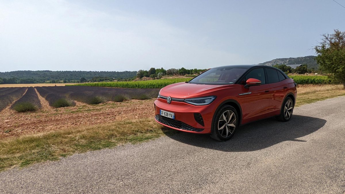 sur les petites routes avec l'ID. 5 GTX // Source : Raphaelle Baut pour Numerama sur les petites routes avec l'ID. 5 GTX // Source : Raphaelle Baut pour Numerama