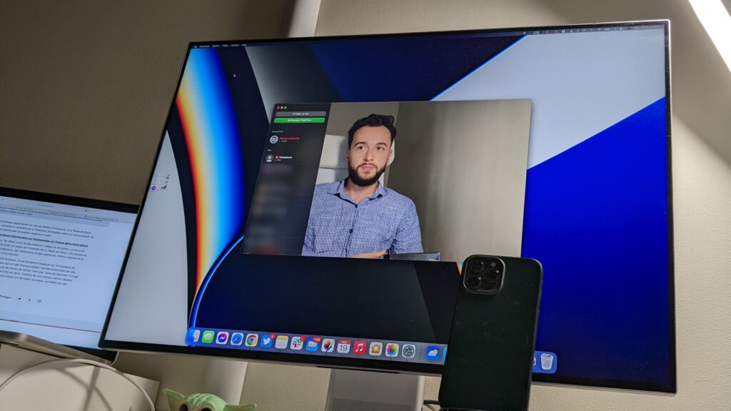 Pas besoin d'un support pour faire marcher Continuity Camera, on peut poser son iPhone n'importe où. // Source : Numerama Pas besoin d'un support pour faire marcher Continuity Camera, on peut poser son iPhone n'importe où. // Source : Numerama