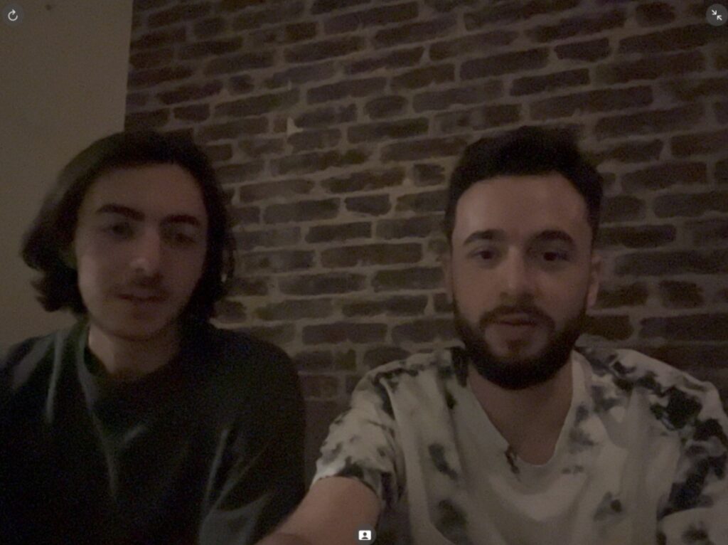 Croyez-le ou non, il y avait de la lumière lors de cet appel FaceTime. Mais la webcam du MacBook Air est capricieuse et rapidement granuleuse, ce n'est pas digne d'une machine haut de gamme. // Source : Numerama Croyez-le ou non, il y avait de la lumière lors de cet appel FaceTime. Mais la webcam du MacBook Air est capricieuse et rapidement granuleuse, ce n'est pas digne d'une machine haut de gamme. // Source : Numerama
