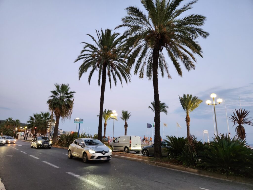Seul défaut ici : on voit la voiture bouger. La photo n'a pas été prise assez rapidement. // Source : Numerama Seul défaut ici : on voit la voiture bouger. La photo n'a pas été prise assez rapidement. // Source : Numerama