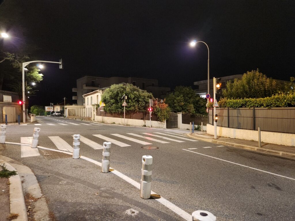 Photo prise de nuit avec le Galaxy Z Fold 4. La compensation algorithmique est bonne, on ne voyait pas grand-chose en réalité. Samsung reste derrière Google ou Apple. // Source : Numerama Photo prise de nuit avec le Galaxy Z Fold 4. La compensation algorithmique est bonne, on ne voyait pas grand-chose en réalité. Samsung reste derrière Google ou Apple. // Source : Numerama