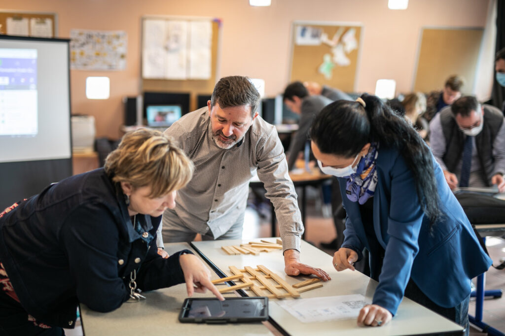 Lors de certains ateliers, l'iPad pourra être utilisé par les professeurs pour envoyer des consignes. // Source : Image fournie par Apple. Lors de certains ateliers, l'iPad pourra être utilisé par les professeurs pour envoyer des consignes. // Source : Image fournie par Apple.