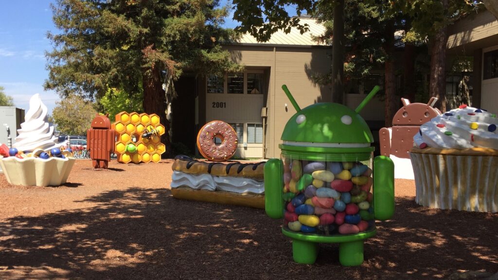 Sur son campus, Google a construit des statues à la gloire de ses anciennes mises à jour. // Source : NL / Numerama Sur son campus, Google a construit des statues à la gloire de ses anciennes mises à jour. // Source : NL / Numerama