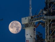 Le SLS et la Lune. // Source : Flickr/CC/NASA/Ben Smegelsky (photo recadrée)