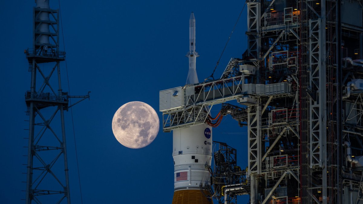 Le SLS et la Lune. // Source : Flickr/CC/NASA/Ben Smegelsky (photo recadrée) Le SLS et la Lune. // Source : Flickr/CC/NASA/Ben Smegelsky (photo recadrée)