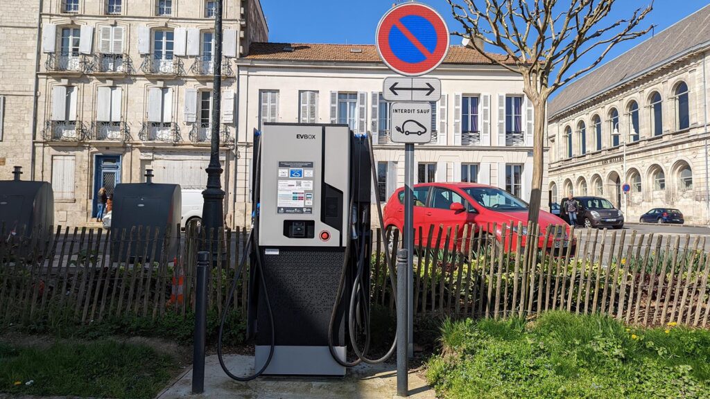 Bornes de recharge et stationnement // Source : Raphaelle Baut pour Numerama Bornes de recharge et stationnement // Source : Raphaelle Baut pour Numerama
