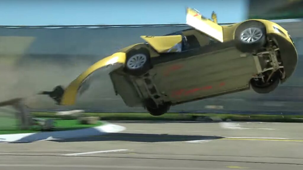Un faux crash-test avec une Tesla // Source : Capture YouTube