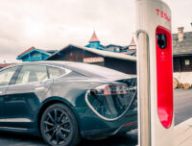 Recharge d'une Tesla. // Source : Flickr/CC/Jakob Härter (photo recadrée) Recharge d'une Tesla. // Source : Flickr/CC/Jakob Härter (photo recadrée)