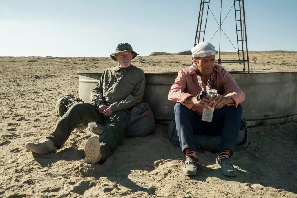 Dans sa scène finale, Mike évoque son regret d'avoir accepté la corruption. Saul, lui, ne semble pas en avoir. // Source : AMC Dans sa scène finale, Mike évoque son regret d'avoir accepté la corruption. Saul, lui, ne semble pas en avoir. // Source : AMC
