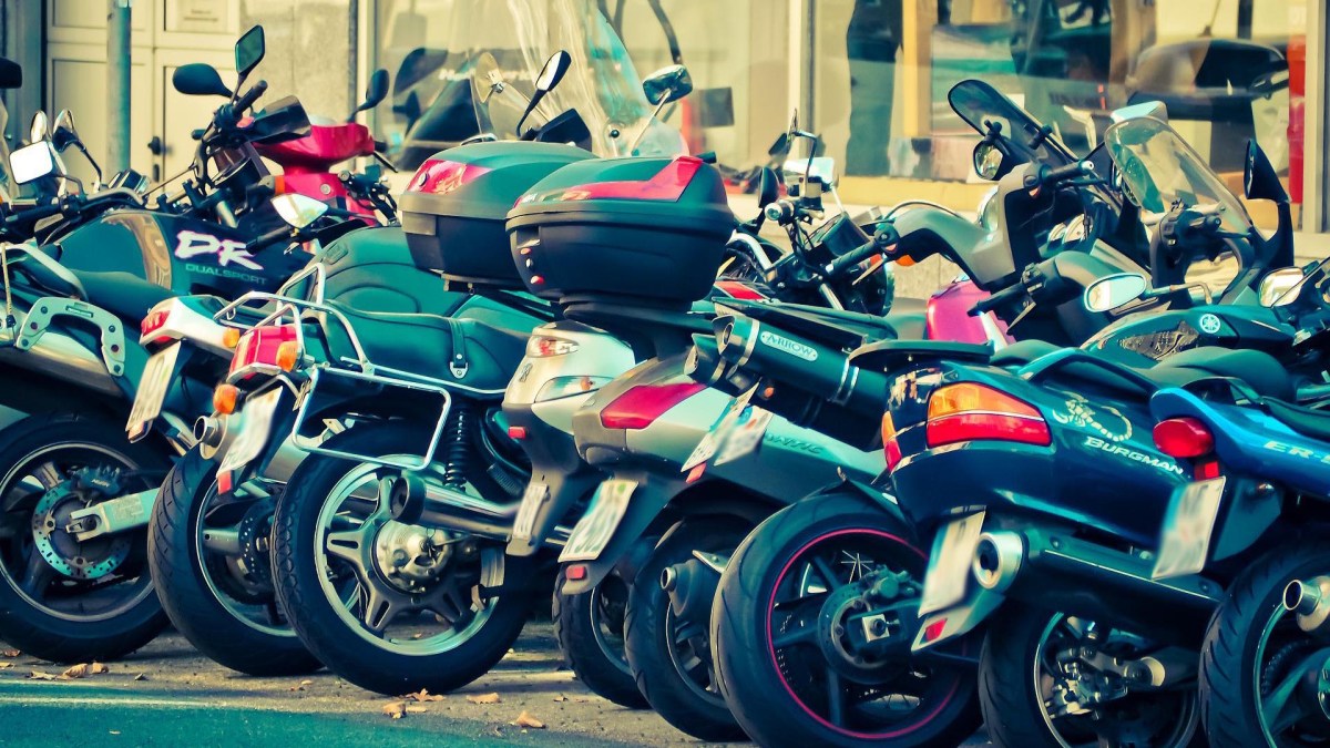 Stationnement deux-roues thermiques // Source : Pixabay Licence Stationnement deux-roues thermiques // Source : Pixabay Licence